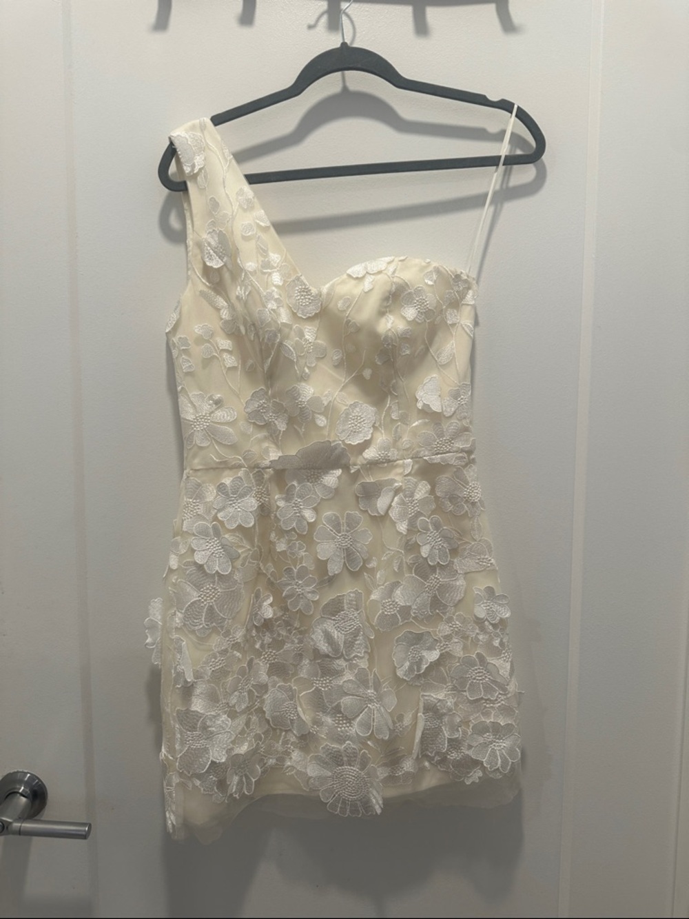 NWOT Dress The Population 3D White Floral One Shoulder Mini Dress Small